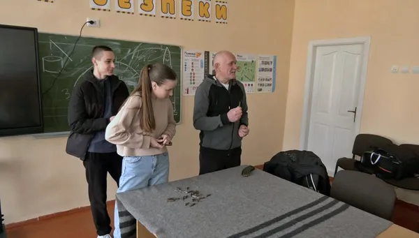 Військовий з Волині пише неймовірні ікони на ящиках з-під набоїв (відео)