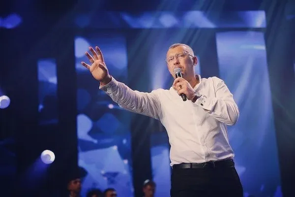 Співак з Луцька MONATIK виступав на концерті сектантської організації (відео)