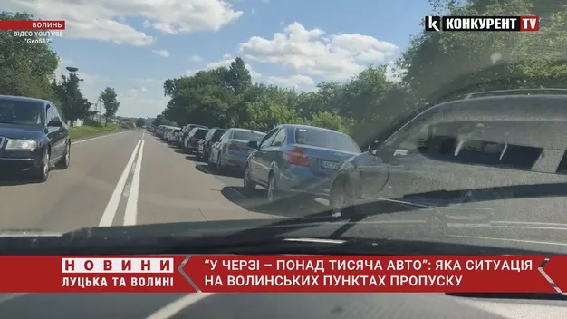 Десятки кілометрів черг: що коїться на волинських пунктах пропуску (відео)