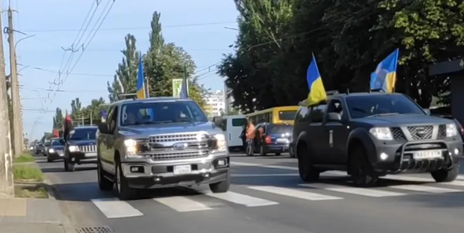 У Луцьку понад 50 авто сурмили, аби вшанувати пам'ять про загиблих воїнів