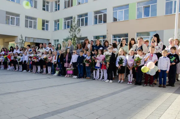 У Нововолинську відбулися урочисті лінійки для першачків і випускників (фото)