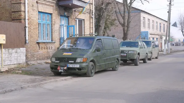 На найпекельніші напрямки: з Рожища на фронт відправили три автівки (відео)