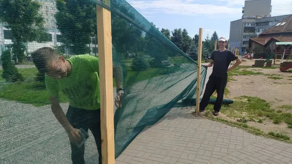 У Луцьку на Молоді демонтують дитячий майданчик (фото, відео)