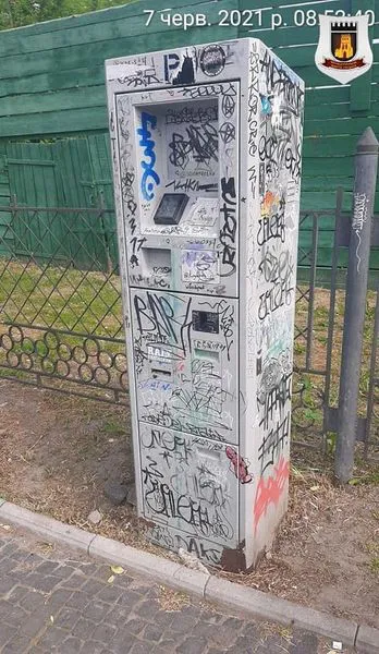 У Луцьку забрали паркомат із площі перед замком Любарта (фото)