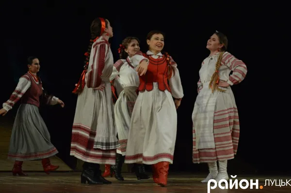 У Луцьку пенсіонерам безкоштовно показали виставу (фото)
