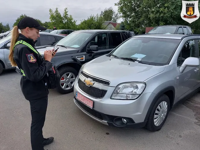 У Луцьку муніципали виписали понад 150 штрафів водіям біля авторинку (фото)