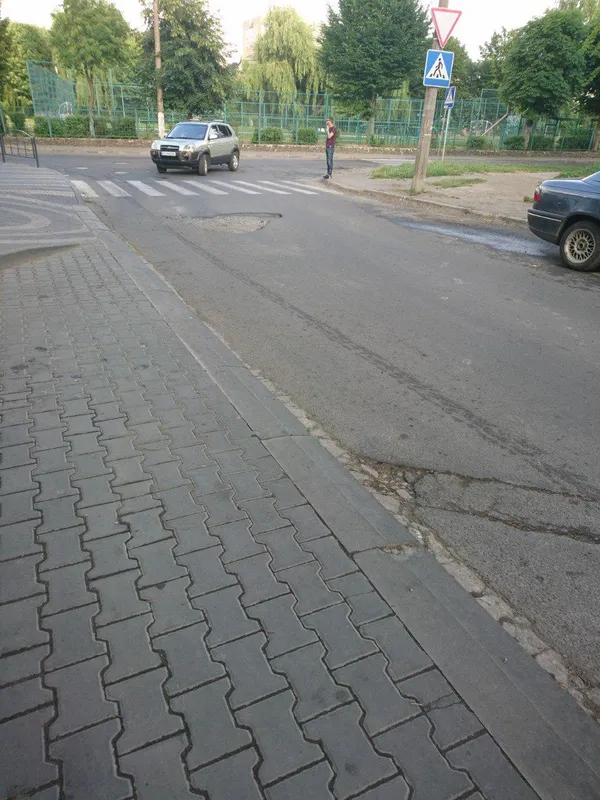 У центрі Луцька на дорозі ямище (фото)