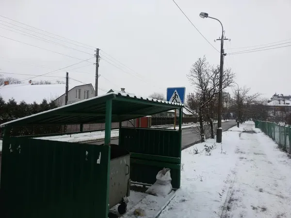 У Луцьку контейнер для сміття став проблемою для водіїв (фото)