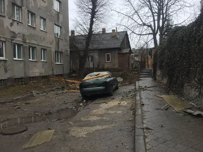 У Луцьку вітер зніс дах на автомобіль (фото)