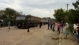 Люди страйкують через перевантажені буряковози для заводу в Іваничах (фото) 