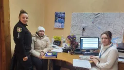 Совісна волинянка, яка знайшла гаманець бабусі, принесла його до поліції (фото)