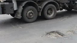Ями по шість сантиметрів: волинські патрульні обстежили Львівську (фото)