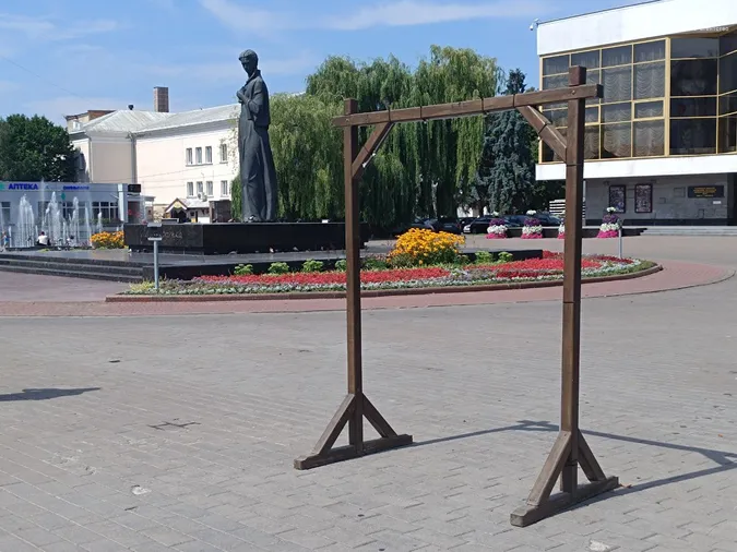 У центрі Луцька знову з'явилися «мокрі шибениці»