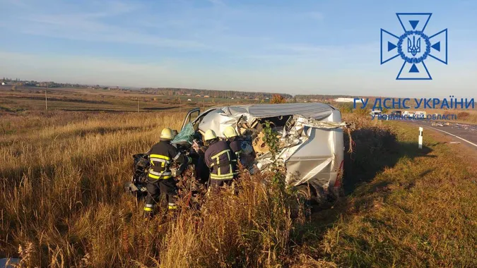 У Луцькому районі вантажівка протаранила бус – водій загинув (фото, відео)