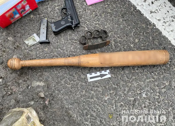 Зупинили за порушення ПДР: на Волині в авто знайшли зброю і наркотики (фото, відео)