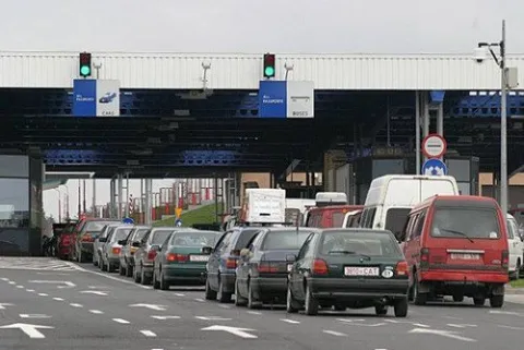 На кордоні з Польщею автомобілі застрягли в чергах