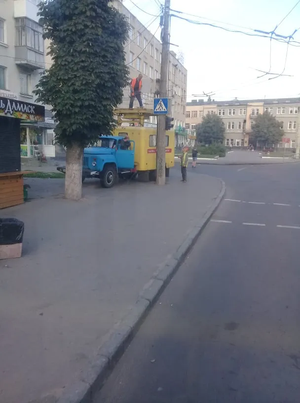 У Луцьку на Ковельській і Богдана Хмельницького стоять тролейбуси (фото)