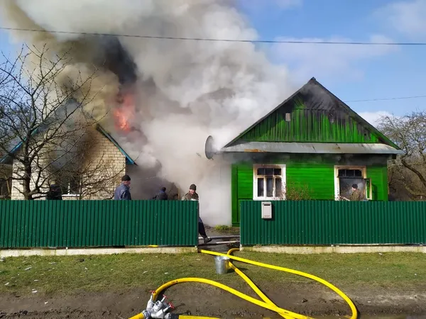 У Луцьку горів автомобіль, а на Шаччині – будинок і літня кухня (фото)