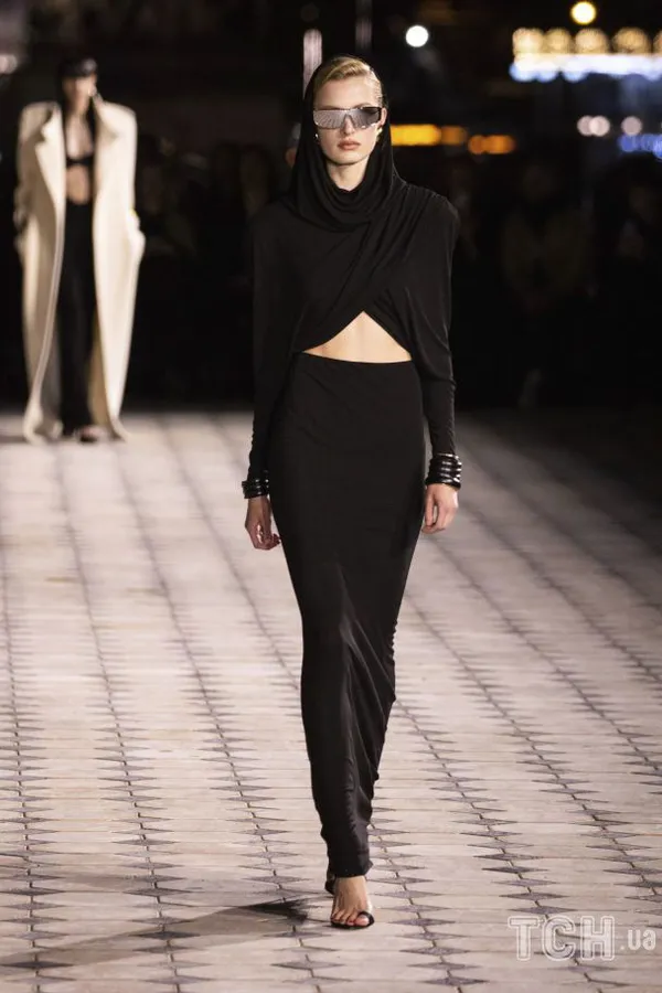 Шкіряні тренчі, косухи та довгі «голі» сукні: Дім Saint Laurent презентував колекцію весна-літо 2023