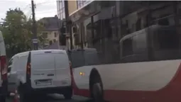 У центрі Луцька тролейбус «чмокнув» бус (відео)