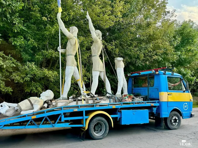 Довго вони трималися: на Волині декомунізували памʼятник піонерам