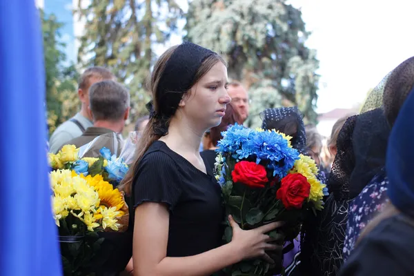Плакали навіть чоловіки: Луцьк провів у останню путь воїна Михайла Дарчича (фото, відео)
