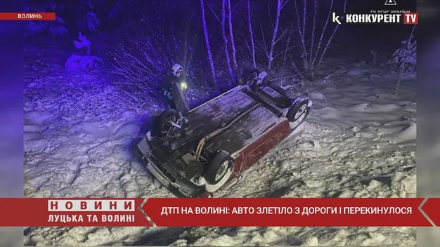 Вночі на «варшавці» автівка злетіла у кювет і перекинулась на дах (фото, відео)