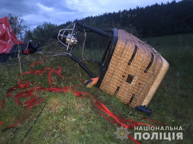 На Хмельниччині впала повітряна куля, загинула людина (фото)