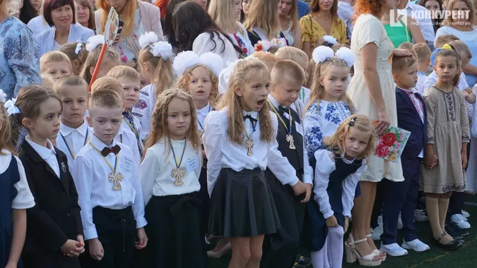 Квіти, дзвоники і діти: як у Луцькому ліцеї №9 відзначили 1 вересня (фото)