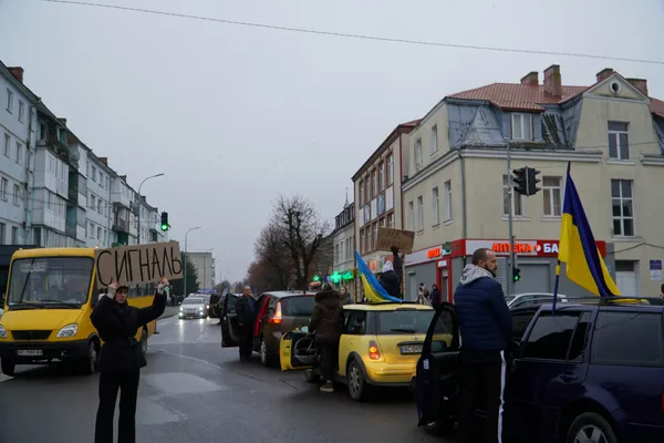 У місті на Волині відбулася мирна акція на підтримку полонених та зниклих безвісти захисників (фото)