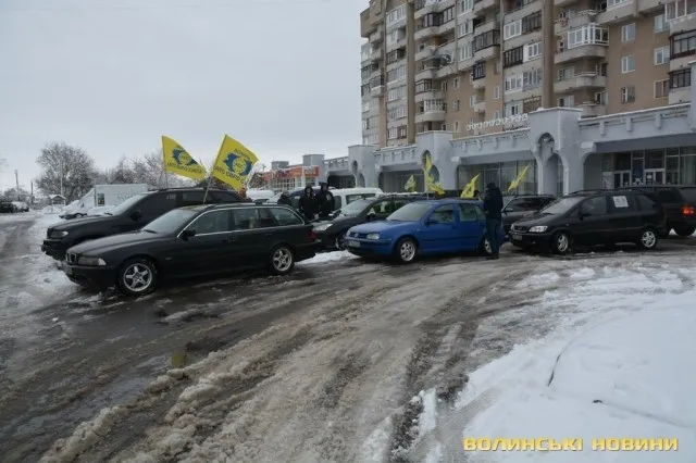 У Луцьку автопротест власників машин на єврореєстрації (фото)