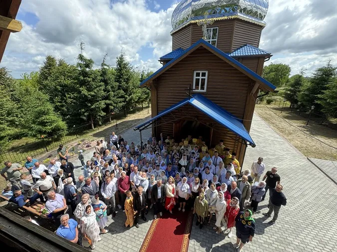 Напередодні престольного празника у церкву Апостолів Петра і Павла на Волині приїхав владика Михаїл (фото)