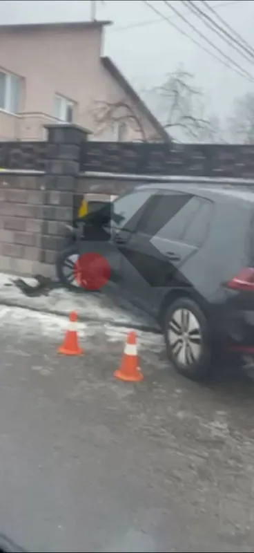 У Луцьку – аварія: авто влетіло в цегляну огорожу (відео)