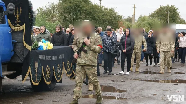 Повернувся «на щиті»: на Волині попрощалися з воїном Сергієм Шевчуком (фото)