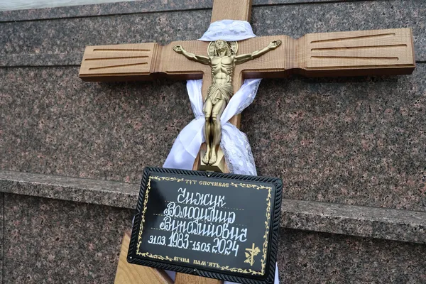 Луцьк у скорботі: відбулось прощання із військовим Володимиром Чижуком (фото)