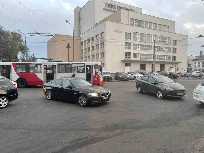 У центрі Луцька тролейбус протаранив авто (фото)