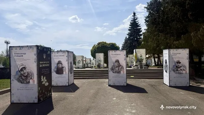 У Нововолинську на Алеї Слави встановили 13 нових портретів загиблим Героям (фото)