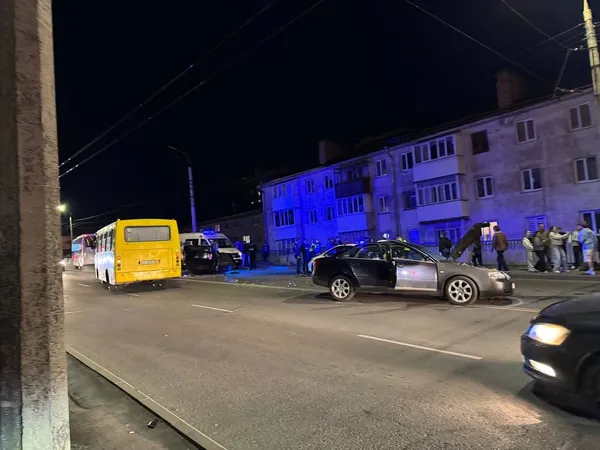 У Луцьку Audi в’їхав у службове авто поліції: машина перекинулася на дах (фото)