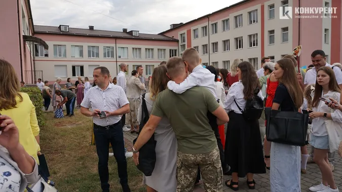 Як відзначили перший дзвоник у Луцькому ліцеї №9 (фото)