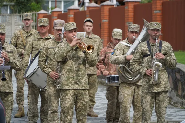 Залишилась дружина та 12-річна донечка: у Володимирі провели в останню дорогу Андрія Рудакова (фото)
