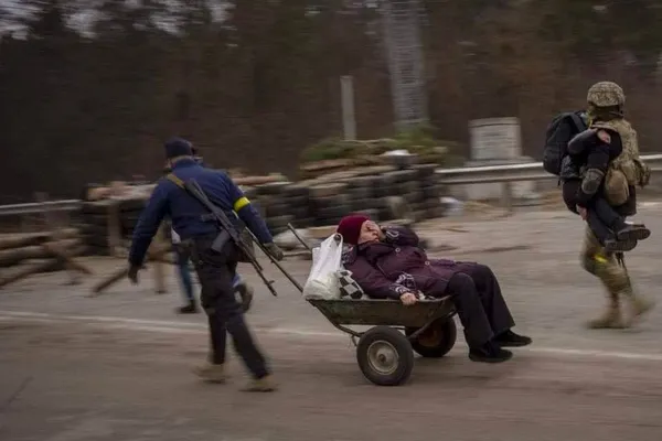 З Ірпеня на Київщині триває евакуація населення (фото, відео)