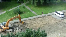 Острівець непокори: у Луцьку через припарковане авто не змогли зняти асфальт (фото)