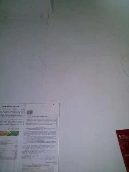 У Луцьку лататимуть яму, яка руйнує будинок (фото)
