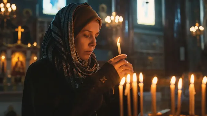 Скільки свічок треба поставити під час богослужіння: відповідь волинського священника (відео)