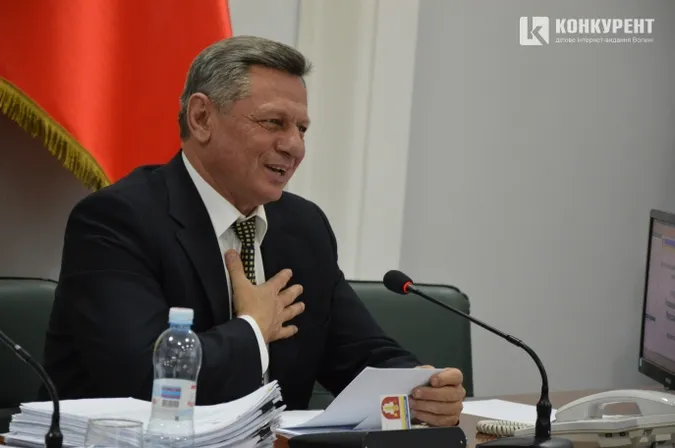 Луцька міська рада працюватиме з новим регламентом та «п'ятою рукою» Романюка
