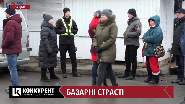 Муніципали, підприємці, патрульні і болгарка: що нині відбувається на Старому ринку (відео)