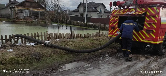 Підійшла впритул до будинку: у Володимирі відкачали воду