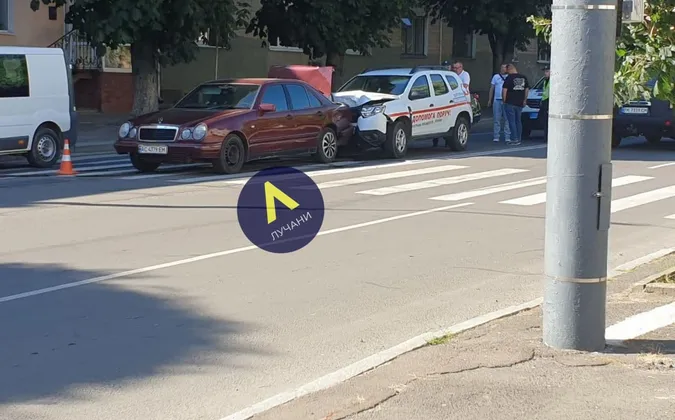У Луцьку – аварія: на переході зіткнулись Mercedes та медичний автомобіль (фото)