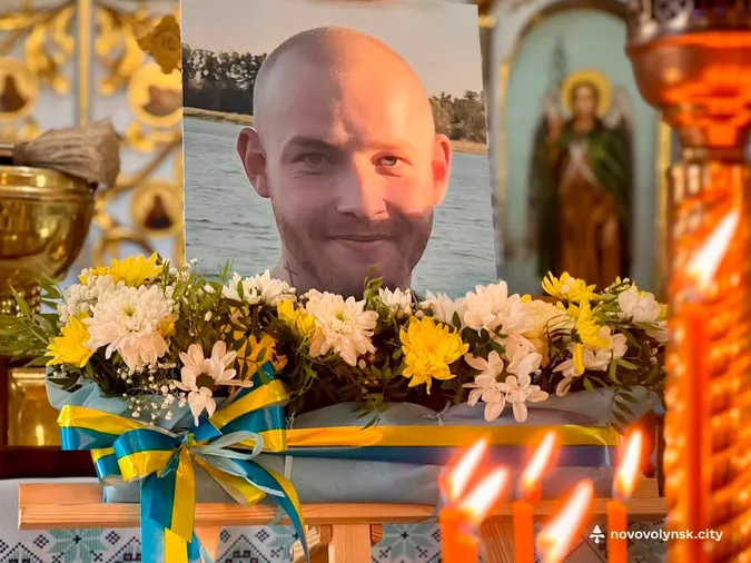 Навіки 26: у Нововолинську попрощалися з молодим Героєм Дмитром Роотом