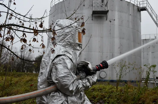 Рятувальники залили водою і піною нафтобазу у Луцьку (фото)
